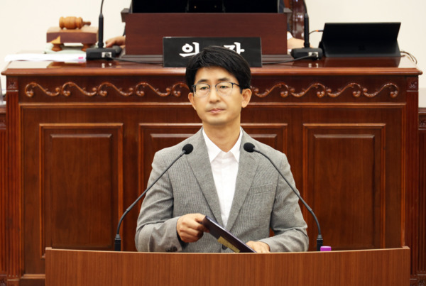 유성구의회는 19일 국민의힘 양명환 의원(예산결산특별위원장) 의원이 제279회 임시회 제2차 본회의에서 유성구의 6대 하천(유성·반석·진잠·탄동·관평·화산천)의 생물다양성 보전과 생태계 건강성 회복을 위한 대책 마련을 촉구하는 5분 자유발언을 진행했다고 밝혔다. / 유성구의회 제공