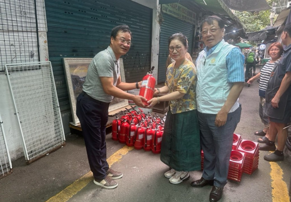 종로구의회는 지난 12일 김종보 의원이 창신1동을 찾아 KT(estate)와 종로구가 함께 추진한 KT 건축공사장 소화기 리사이클링 전달식에 참석했다고 밝혔다. / 김종보 의원 제공