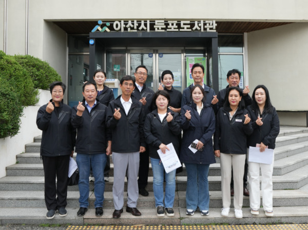 아산시의회는 제262회 임시회 기간 중 지난 18일에 이어 19일에도 주요 사업장을 방문해 지역 주민들의 민원과 현안을 직접 점검하고 개선 방안을 모색한 가운데, 홍성표 의장을 비롯한 의원들이 손하트 포즈를 취하며 기념촬영을 하고 있다(사진 윗줄 왼쪽부터 시계방향으로 김미성 의원, 홍성표 의장, 이기애 의원, 명노봉 의원, 윤원준 의원, 김은아 의원, 신미진 의원, 박효진 의원, 김은복 의원, 홍순철 의원, 천철호 의원, 김희영 의원). / 아산시의회 제공