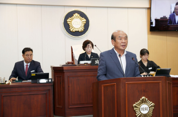 태안군의회는 19일 국민의힘 김진권 의원이 제314회 임시회 제7차 본회의에서 5분 자유발언을 통해 지난 12일 군정질문에서 드러난 군수의 무책임한 태도와 반복적 수의계약 문제를 강하게 비판했다고 밝혔다. / 김진권 의원 제공