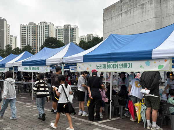 충북교육청 직속기관 중원교육문화원은 20일 중원교육문화원 일원에서 개최된 2025년 충주지역 독서축제 ‘서(書)로 서(書)로 충주로’가 많은 지역 주민들의 관심 속에 마무리되었다고 밝혔다. / 충북교육청 제공
