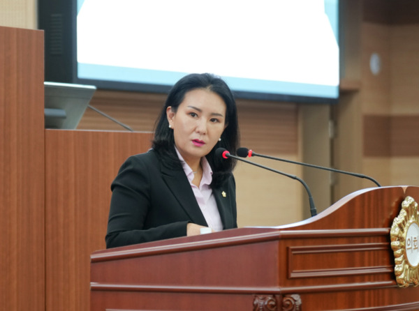 아산시의회는 22일 국민의힘 신미진 의원이 제262회 임시회 제2차 본희의에서 시정질문을 통해 공동주택과 공영주차장 태양광 설비 설치 및 관리 계획을 점검하고, 시민 안전을 최우선으로 하는 종합적 관리 방안 마련을 아산시에 촉구했다고 밝혔다. / 아산시의회 제공