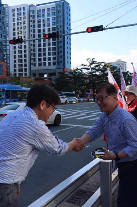 국민의힘 최재형 종로구 당협위원장(제24대 감사원장·전 국회의원)이 지난 21일 동대구역에서 열린 국민의힘 장외투쟁에 참석해 이재명 정권의 사법부 흔들기를 강력히 경고하며 자유민주주의 수호를 위해 사법부 사수 선봉에 나선 가운데, 최재형 위원장이 당원들과 인사를 나누고 있다(사진 오른쪽 최재형 위원장). / 국민의힘 종로구 당원협의회 제공
