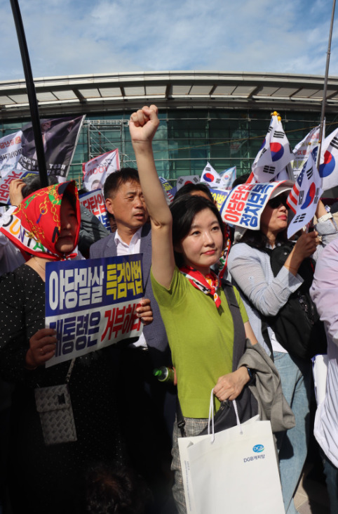 국민의힘 최재형 종로구 당협위원장(제24대 감사원장·전 국회의원)이 지난 21일 동대구역에서 열린 국민의힘 장외투쟁에 참석해 이재명 정권의 사법부 흔들기를 강력히 경고하며 자유민주주의 수호를 위해 사법부 사수 선봉에 나선 가운데, 종로구 당원들이 이재명 정권의 사법부 흔들기를 강력히 규탄하고 있다. / 국민의힘 종로구 당원협의회 제공