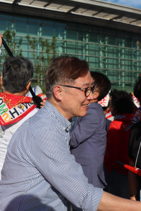 국민의힘 최재형 종로구 당협위원장(제24대 감사원장·전 국회의원)이 지난 21일 동대구역에서 열린 국민의힘 장외투쟁에 참석해 이재명 정권의 사법부 흔들기를 강력히 경고하며 자유민주주의 수호를 위해 사법부 사수 선봉에 나선 가운데, 최재형 위원장이 당원들과 인사를 나누고 있다(사진 오른쪽 최재형 위원장). / 국민의힘 종로구 당원협의회 제공