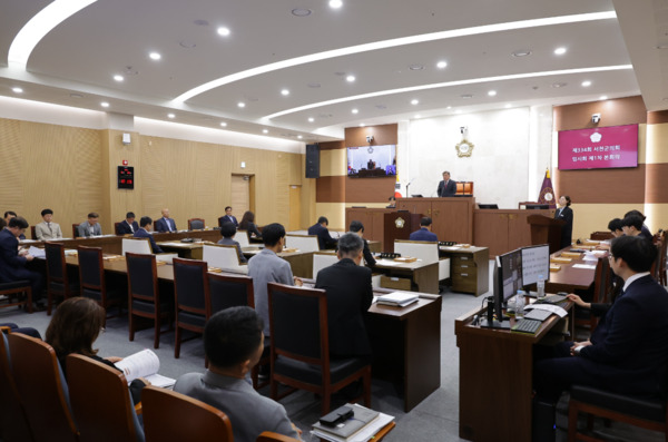 서천군의회는 23일 제334회 임시회 제1차 본회의를 개회하고, 오는 26일까지 4일간 회기일정에 돌입한 가운데, 김경제 의장이 개회사를 하고 있다. / 서천군의회 제공