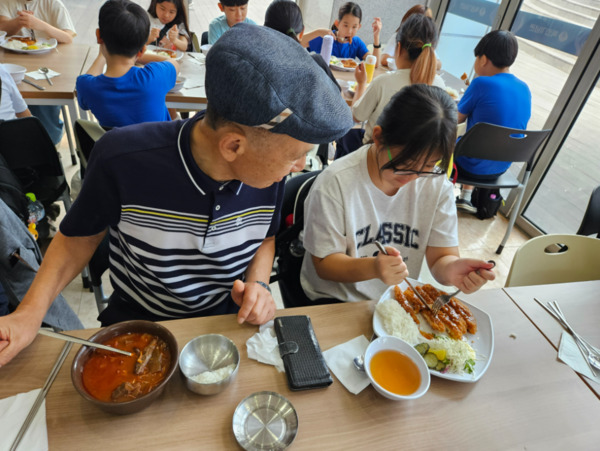충남교육삼락회는 23일 당진 유곡초등학교 4학년 학생 전체를 대상으로 ‘향토역사·문화탐방’을 실시했다고 밝혔다. / 충남교육삼락회 제공