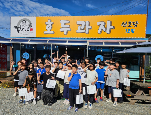 충남교육삼락회는 23일 당진 유곡초등학교 4학년 학생 전체를 대상으로 ‘향토역사·문화탐방’을 실시했다고 밝혔다. / 충남교육삼락회 제공