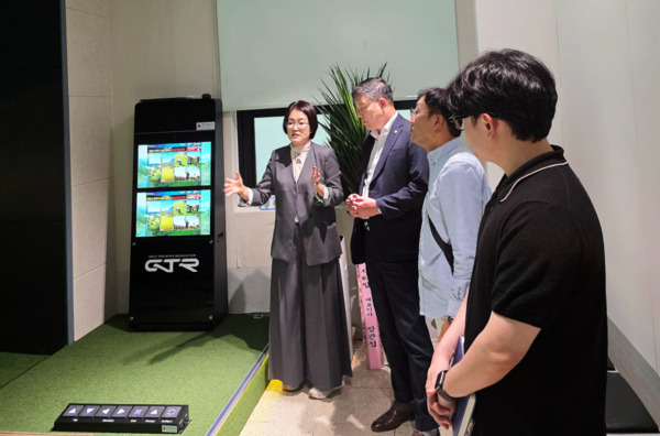 유성구의회는 지난 22일 여성용 부의장이 충북 단양군 단양장애인복지관을 방문해 '장애인 스크린 파크골프'와 '가상현실(VR) 시스템' 등 장애인 관련 시설 운영 사례를 벤치마킹했다고 밝혔다. / 유성구의회 제공