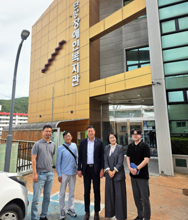 유성구의회는 지난 22일 여성용 부의장이 충북 단양군 단양장애인복지관을 방문해 '장애인 스크린 파크골프'와 '가상현실(VR) 시스템' 등 장애인 관련 시설 운영 사례를 벤치마킹했다고 밝혔다. / 유성구의회 제공