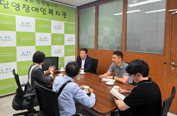 유성구의회는 지난 22일 여성용 부의장이 충북 단양군 단양장애인복지관을 방문해 '장애인 스크린 파크골프'와 '가상현실(VR) 시스템' 등 장애인 관련 시설 운영 사례를 벤치마킹했다고 밝혔다. / 유성구의회 제공