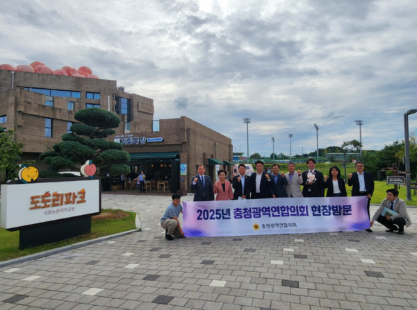 충청광역연합의회는 제6회 임시회 기간인 지난 22일 충청권 주요 현안 사업의 추진 및 운영 현황을 점검하기 위해 세종시에 위치한 도도리파크·하계유니버시아드 선수촌 부지·국회세종의사당 부지·국립세종수목원 등 4개소를 방문한 가운데, 김광운 초광역건설환경위원장을 비롯한 의원들이 세종시에 위치한 도도리파크에 방문하여 화이팅을 외치며 기념촬영을 하고 있다. / 충청광역연합의회 제공