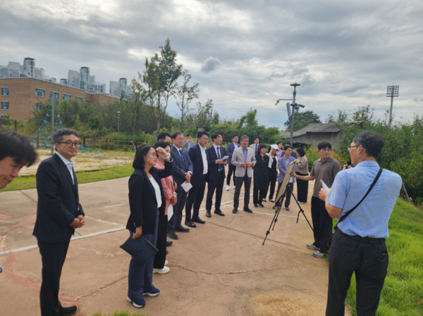 충청광역연합의회는 제6회 임시회 기간인 지난 22일 충청권 주요 현안 사업의 추진 및 운영 현황을 점검하기 위해 세종시에 위치한 도도리파크·하계유니버시아드 선수촌 부지·국회세종의사당 부지·국립세종수목원 등 4개소를 방문한 가운데, 김광운 초광역건설환경위원장을 비롯한 의원들이 세종시에 위치한 도도리파크에 방문하여 기념촬영을 하고 있다. / 충청광역연합의회 제공