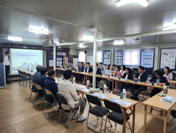 충청광역연합의회는 제6회 임시회 기간인 지난 22일 충청권 주요 현안 사업의 추진 및 운영 현황을 점검하기 위해 세종시에 위치한 도도리파크·하계유니버시아드 선수촌 부지·국회세종의사당 부지·국립세종수목원 등 4개소를 방문한 가운데, 김광운 초광역건설환경위원장을 비롯한 의원들이 세종시에 위치한 하계유니버시아드 선수촌 부지를 방문하여 관계자의 브리핑을 청취하고 있다. / 충청광역연합의회 제공