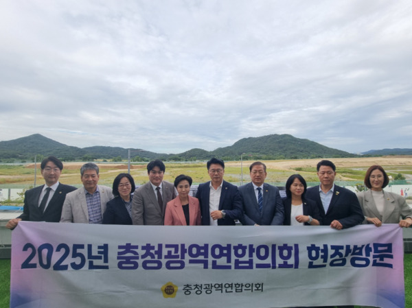 충청광역연합의회는 제6회 임시회 기간인 지난 22일 충청권 주요 현안 사업의 추진 및 운영 현황을 점검하기 위해 세종시에 위치한 도도리파크·하계유니버시아드 선수촌 부지·국회세종의사당 부지·국립세종수목원 등 4개소를 방문한 가운데, 김광운 초광역건설환경위원장을 비롯한 의원들이 세종시에 위치한 국회세종의사당 부지 방문하여 기념촬영을 하고 있다. / 충청광역연합의회 제공
