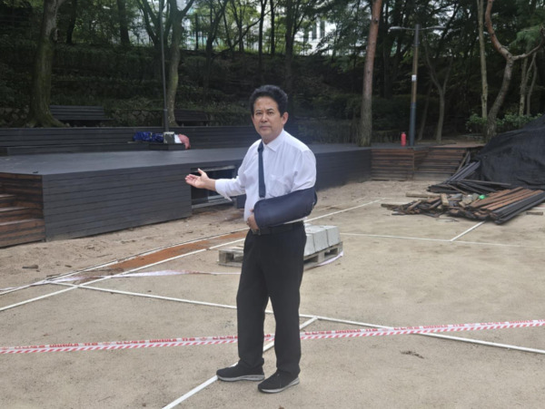 종로구의회는 지난 17일 정재호 의원이 '삼청공원 다목적운동장 야외무대' 정비 공사 현장을 방문하여 진행 상황을 점검했다고 밝혔다. / 정재호 의원 제공