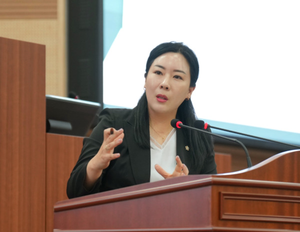 아산시의회는 지난 23일 국민의힘 김은아 의원이 제262회 임시회 제3차 본회의에서 아산시 교육경비 지원의 책임 주체와 집행 기준·향후 집행 방향의 실효성과 형평성 문제를 제기했다고 밝혔다. / 아산시의회 제공