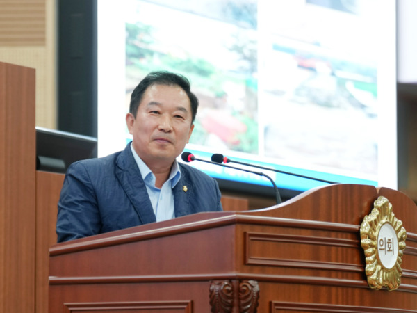 아산시의회는 지난 23일 더불어민주당 천철호 의원이 제262회 임시회 제3차 본회의에서 시정질문을 통해 한국농어촌공사의 위탁사업 운영과 민원 대응 실태를 지적하며 해당 사업의 시 직영 전환 필요성을 제기했다고 밝혔다. / 아산시의회 제공