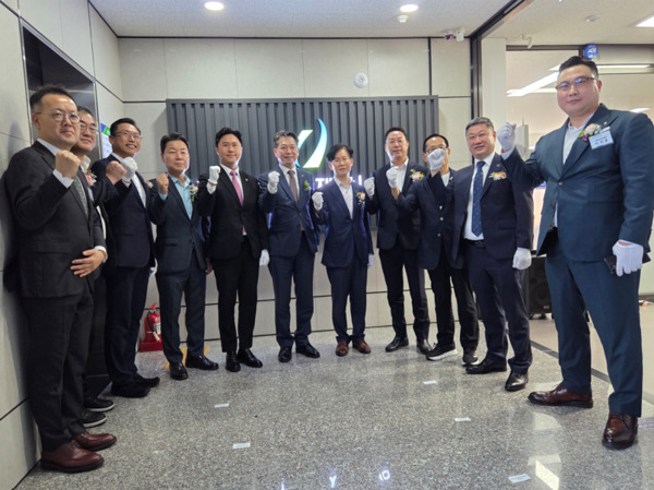 충남신용보증재단은 24일 오후 2시 아산시 모종남로12번길 20 농협은행 아산시지부 3층에서 아산지점 이전식을 개최한 가운데, 조소행 이사장을 비롯한 내빈들이 현판식을 마친 후 화이팅을 외치고 있다. / 충남신용보증재단 제공