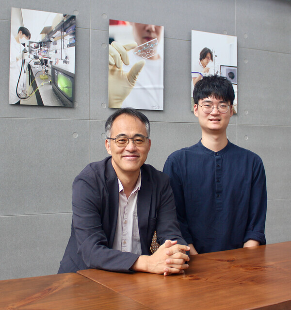 KAIST 연구팀이 기존 반도체 공정의 한계를 넘어서는 새로운 3D 프린팅 공정을 활용해 맞춤형 3차원 뇌신경 칩을 구현했다. (왼쪽부터) 바이오및뇌공학과 남윤기 교수, 윤동조 박사후연구원