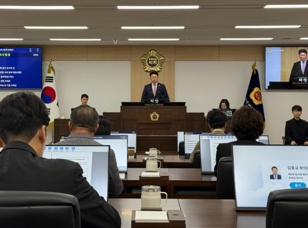 충청광역연합의회는 제6차 임시회 제2차 본회의를 끝으로 8일간의 회기일정을 모두 마무리한 가운데, 노금식 의장이 폐회사를 하고 있다. / 충청광역연합의회 제공