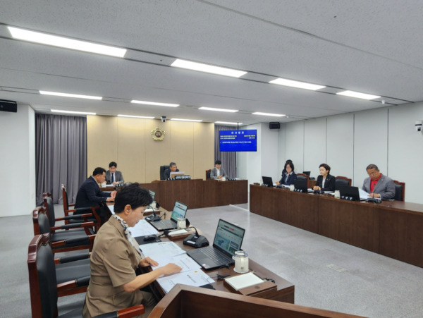 충청광역연합의회 초광역건설환경위원회는 25일 제6회 임시회 제1차 회의를 개최하고, 국민의힘 박미옥 의원이 대표 발의한 '충청광역연합 청년농어업인 육성 및 지원 조례안'을 심사해 원안 가결했다고 밝혔다. / 충청광역연합의회 제공