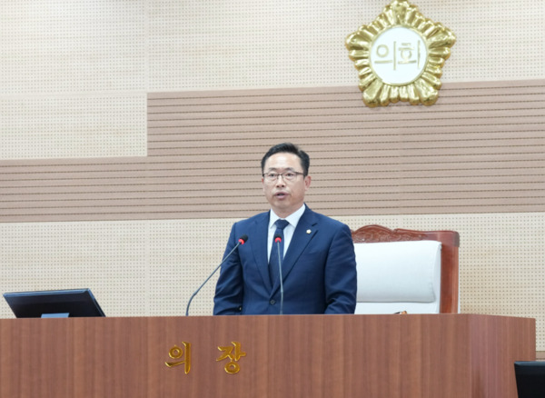 아산시의회는 26일 제262회 임시회 제6차 본회의를 끝으로 지난 16일부터 26일까지 11일간 진행된 회기일정을 모두 마무리한 가운데, 홍성표 의장이 폐회사를 하고 있다. / 아산시의회 제공