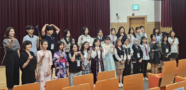 서산 서일중학교 학생들은 지난 24일 충남지역에서 개최된 이중언어 말하기 본선대회에 참가하여 탁월한 언어 능력과 자신감 넘치는 발표로 학교의 명예를 드높였다고 밝혔다. / 서산교육지원청 제공