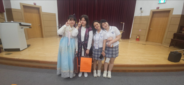 서산 서일중학교 학생들은 지난 24일 충남지역에서 개최된 이중언어 말하기 본선대회에 참가하여 탁월한 언어 능력과 자신감 넘치는 발표로 학교의 명예를 드높였다고 밝혔다. / 서산교육지원청 제공