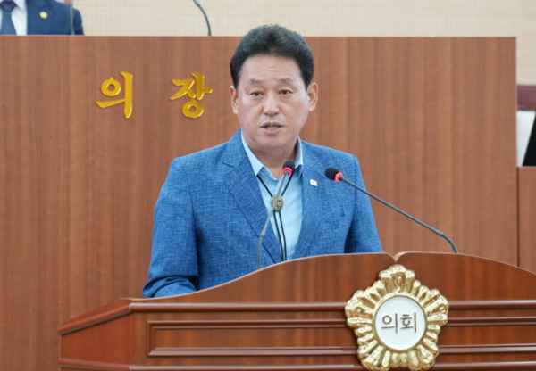 아산시의회는 26일 더불어민주당 이춘호 의원이 제262회 임시회 제6차 본회의에서 5분 자유발언을 통해 '충남 아산 방문의 해'를 맞아 '아산을 다시 찾고 싶고 오래 머물고 싶은 도시'로 거듭나기 위한 정책으로 ‘관광 명예시민 제도’ 도입을 제안했다고 밝혔다. / 아산시의회 제공