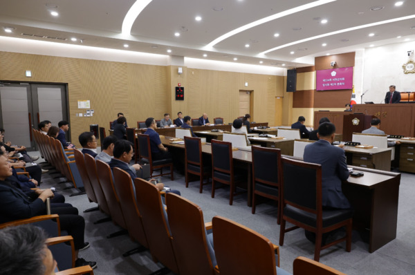 서천군의회는 26일 제334회 임시회 제2차 본회의를 끝으로 지난 23일부터 4일간 진행된 의사일정을 모두 마무리한 가운데, 김경제 의장이 폐회사를 하고 있다. / 서천군의회 제공