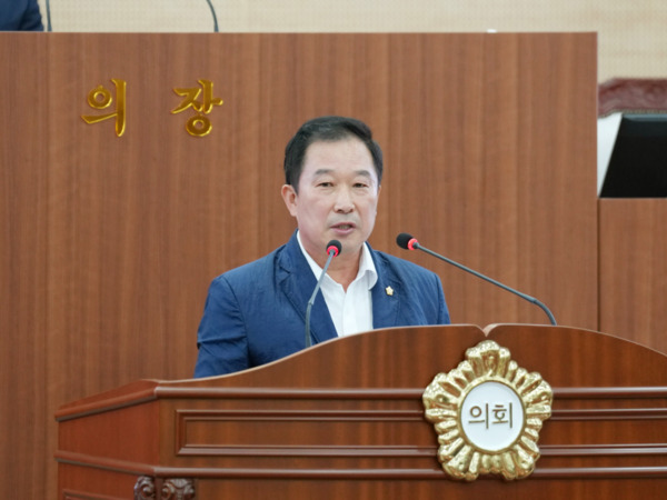 아산시의회는 26일 더불어민주당 천철호 의원은 제262회 임시회 제6차 본회의에서 '젊음의 봉사, 노년의 버팀목이 되는 봉사시간 환원제도'라는 주제로 5분 자유발언을 진행하며, 봉사자의 권익 보장을 위한 제도 마련을 강력히 촉구했다고 밝혔다. / 아산시의회 제공