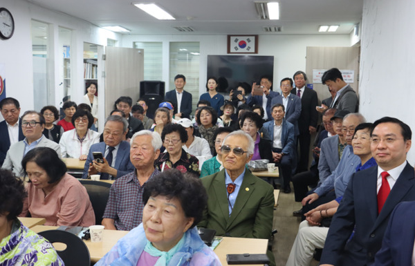 국민의힘 최재형 종로구 당협위원장(전 감사원장)은 지난 24일 100여 명의 당원들과 함께한 긴급회의에서 '야당 말살도 모자라 이제는 헌법까지 파괴하려는 민주당의 폭거를 국민의 이름으로 심판해야 한다"고 목소리를 높인 가운데, 국민의힘 종로구 당원협의회 당원들이 최재형 위원장의 강연을 경청하고 있다. / 국민의힘 종로구 당원협의회 제공