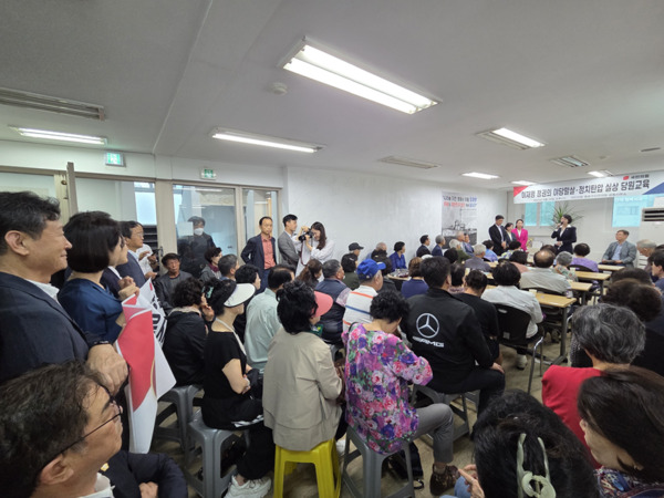 국민의힘 최재형 종로구 당협위원장(전 감사원장)은 지난 24일 100여 명의 당원들과 함께한 긴급회의에서 '야당 말살도 모자라 이제는 헌법까지 파괴하려는 민주당의 폭거를 국민의 이름으로 심판해야 한다"고 목소리를 높인 가운데, 국민의힘 종로구 당원협의회 당원들이 최재형 위원장의 강연을 경청하고 있다. / 국민의힘 종로구 당원협의회 제공