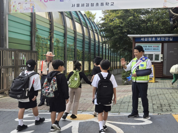 종로구의회는 지난 22일부터 26일까지 매일 아침 세검정초등학교 앞에서 정재호 의원이 서울종로경찰서 세검정파출소·부암동 자율방범대와 함께 '초등학교 등굣길 안전 지도'를 실시했다고 밝혔다. / 정재호 의원 제공