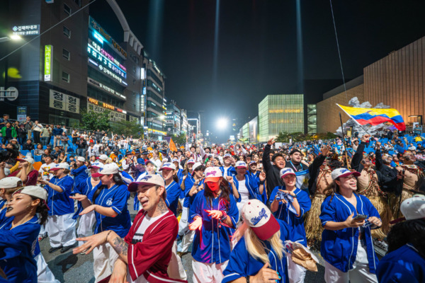 세계인의 춤 축제 ‘천안흥타령춤축제 2025’의 거리퍼레이드가 지난 26일 오후 7시부터 방죽안오거리~신세계백화점 천안아산점 일대 550m 구간 9차선 도로에서 펼쳐졌다. / 천안시청 제공