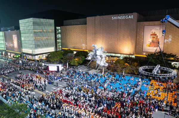 세계인의 춤 축제 ‘천안흥타령춤축제 2025’의 거리퍼레이드가 지난 26일 오후 7시부터 방죽안오거리~신세계백화점 천안아산점 일대 550m 구간 9차선 도로에서 펼쳐졌다. / 천안시청 제공