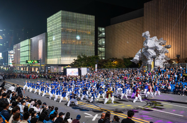 세계인의 춤 축제 ‘천안흥타령춤축제 2025’의 거리퍼레이드가 지난 26일 오후 7시부터 방죽안오거리~신세계백화점 천안아산점 일대 550m 구간 9차선 도로에서 펼쳐졌다. / 천안시청 제공