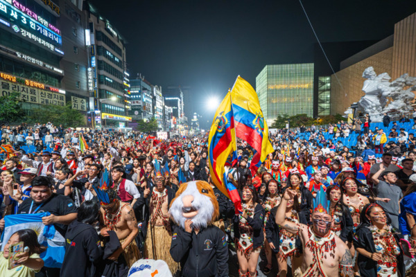 세계인의 춤 축제 ‘천안흥타령춤축제 2025’의 거리퍼레이드가 지난 26일 오후 7시부터 방죽안오거리~신세계백화점 천안아산점 일대 550m 구간 9차선 도로에서 펼쳐졌다. / 천안시청 제공