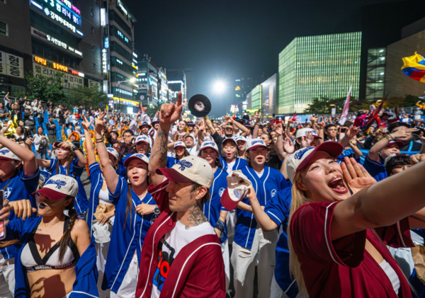세계인의 춤 축제 ‘천안흥타령춤축제 2025’의 거리퍼레이드가 지난 26일 오후 7시부터 방죽안오거리~신세계백화점 천안아산점 일대 550m 구간 9차선 도로에서 펼쳐졌다. / 천안시청 제공