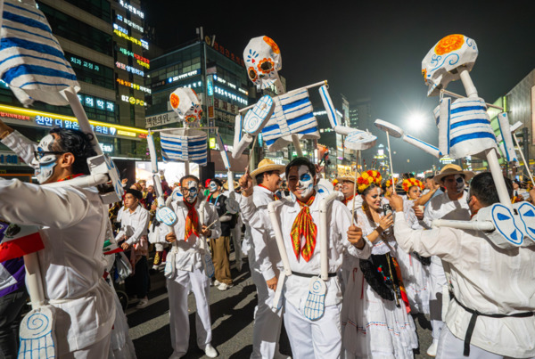 세계인의 춤 축제 ‘천안흥타령춤축제 2025’의 거리퍼레이드가 지난 26일 오후 7시부터 방죽안오거리~신세계백화점 천안아산점 일대 550m 구간 9차선 도로에서 펼쳐졌다. / 천안시청 제공