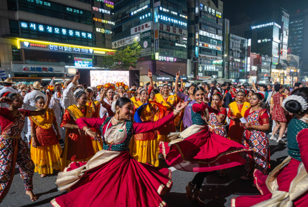 세계인의 춤 축제 ‘천안흥타령춤축제 2025’의 거리퍼레이드가 지난 26일 오후 7시부터 방죽안오거리~신세계백화점 천안아산점 일대 550m 구간 9차선 도로에서 펼쳐졌다. / 천안시청 제공