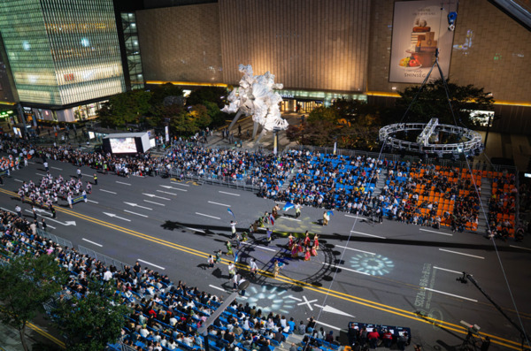 세계인의 춤 축제 ‘천안흥타령춤축제 2025’의 거리퍼레이드가 지난 26일 오후 7시부터 방죽안오거리~신세계백화점 천안아산점 일대 550m 구간 9차선 도로에서 펼쳐졌다. / 천안시청 제공