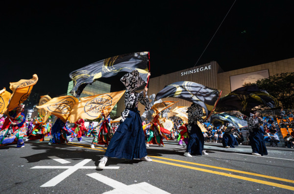 세계인의 춤 축제 ‘천안흥타령춤축제 2025’의 거리퍼레이드가 지난 26일 오후 7시부터 방죽안오거리~신세계백화점 천안아산점 일대 550m 구간 9차선 도로에서 펼쳐졌다. / 천안시청 제공