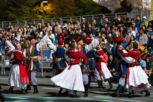 세계인의 춤 축제 ‘천안흥타령춤축제 2025’의 거리퍼레이드가 지난 26일 오후 7시부터 방죽안오거리~신세계백화점 천안아산점 일대 550m 구간 9차선 도로에서 펼쳐졌다. / 천안시청 제공