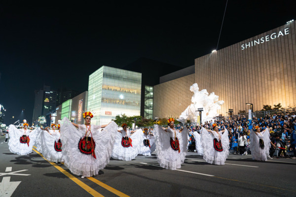 세계인의 춤 축제 ‘천안흥타령춤축제 2025’의 거리퍼레이드가 지난 26일 오후 7시부터 방죽안오거리~신세계백화점 천안아산점 일대 550m 구간 9차선 도로에서 펼쳐졌다. / 천안시청 제공