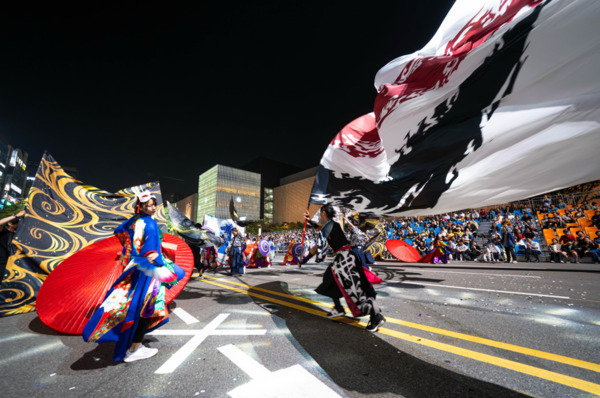 세계인의 춤 축제 ‘천안흥타령춤축제 2025’의 거리퍼레이드가 지난 26일 오후 7시부터 방죽안오거리~신세계백화점 천안아산점 일대 550m 구간 9차선 도로에서 펼쳐졌다. / 천안시청 제공