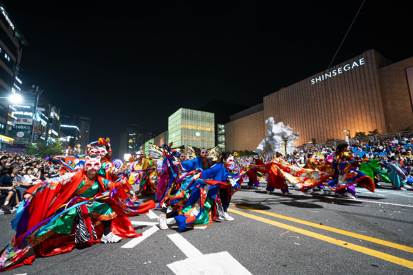 세계인의 춤 축제 ‘천안흥타령춤축제 2025’의 거리퍼레이드가 지난 26일 오후 7시부터 방죽안오거리~신세계백화점 천안아산점 일대 550m 구간 9차선 도로에서 펼쳐졌다. / 천안시청 제공