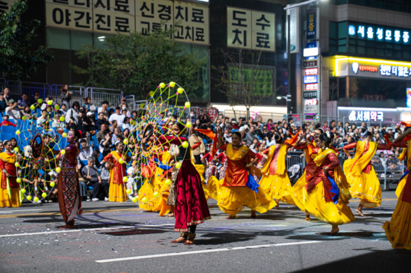 세계인의 춤 축제 ‘천안흥타령춤축제 2025’의 거리퍼레이드가 지난 26일 오후 7시부터 방죽안오거리~신세계백화점 천안아산점 일대 550m 구간 9차선 도로에서 펼쳐졌다. / 천안시청 제공