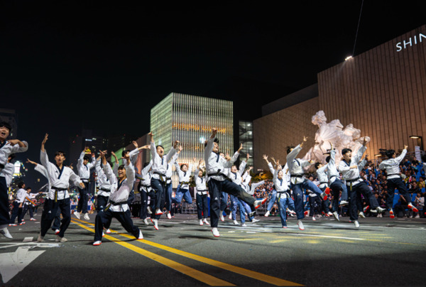 세계인의 춤 축제 ‘천안흥타령춤축제 2025’의 거리퍼레이드가 지난 26일 오후 7시부터 방죽안오거리~신세계백화점 천안아산점 일대 550m 구간 9차선 도로에서 펼쳐졌다. / 천안시청 제공